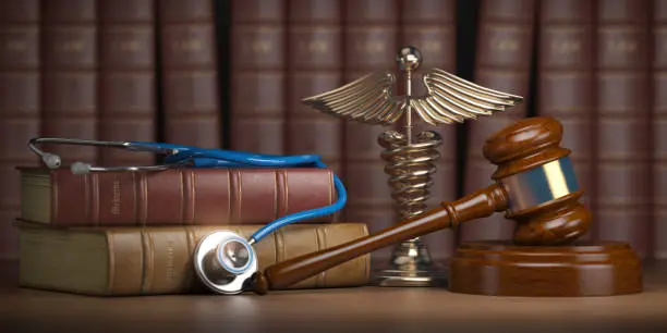 Um ícone mostrando uma balança de justiça com um martelo de juiz e um livro de jurisprudência, simbolizando a importância dos precedentes na tomada de decisões judiciais, com palavras-chave relevantes ao redor.