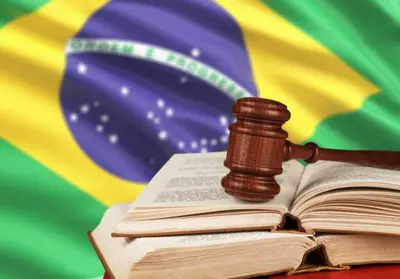 Uma ilustração representando uma balança de justiça cercada por livros, simbolizando a influência da doutrina jurídica brasileira na interpretação equilibrada do direito, com palavras-chave relacionadas ao tema.