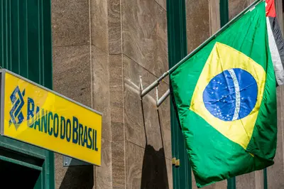 Uma imagem de uma balança de justiça com a bandeira do Brasil ao fundo.