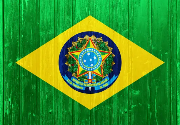 Um ícone mostrando uma balança de justiça com a bandeira do Brasil e o texto "Direito Constitucional Brasileiro", simbolizando a importância da Constituição na garantia dos direitos e da justiça no país, com palavras-chave relevantes ao redor.