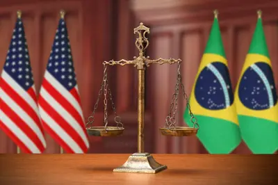 Uma ilustração representando uma pilha de livros de leis, simbolizando a legislação brasileira, cercada por palavras-chave relacionadas ao sistema jurídico.
