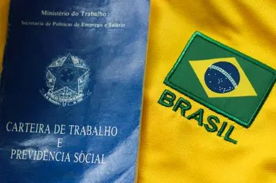 Uma imagem representando pessoas de diferentes origens e etnias se unindo em prol dos direitos humanos, com o mapa do Brasil ao fundo.