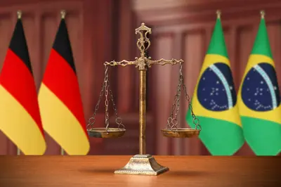 Uma imagem representando uma balança de justiça com documentos legais ao redor, simbolizando a jurisprudência.
