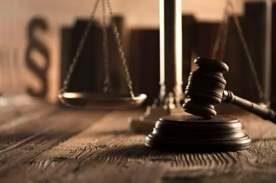 Uma imagem representando um juiz segurando uma balança de justiça, cercado por diversos documentos legais que simbolizam os diferentes recursos disponíveis.