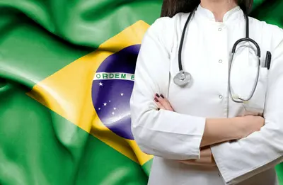 Uma imagem da capa da Constituição Federal de 1988 com a bandeira do Brasil ao fundo.