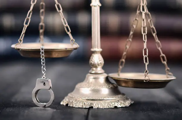 Uma ilustração dos princípios jurídicos em forma de texto estilizado, cercado por símbolos de leis e justiça.