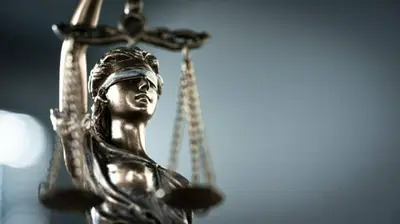 Uma imagem representando um tribunal de primeira instância com juízes e advogados em atividade, simbolizando a administração da justiça.