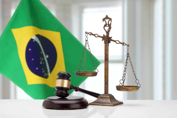 Um ícone mostrando uma linha do tempo com marcos importantes da Teoria Jurídica brasileira, destacando sua evolução ao longo dos anos, com palavras-chave relevantes ao redor.